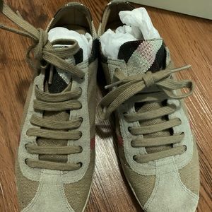 Size 10 Burberry shoes EUC